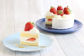 いちごのデコレーションケーキカット.JPG