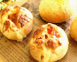 ピザ風トマトチーズパン